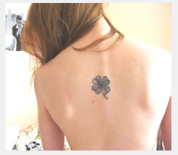 tatuaje de trebol en una mujer