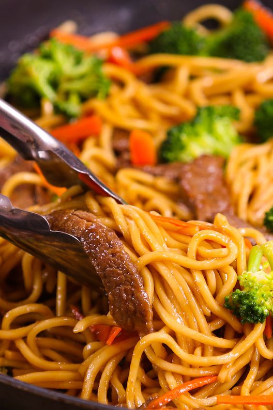 Garlic Beef Lo Mein – Tender beef cooked with colorful vegetables and delicious Lo Mein noodles with addictive garlicky sauce. This 20 minute one pan Lo Mein is a perfect quick and easy weeknight dinner recipe and so much better than takeout. Plus recipe video! Garlic Beef Lo Mein – Tender beef cooked with colorful vegetables and delicious Lo Mein noodles with addictive garlicky sauce. This 20 minute one pan Lo Mein is a perfect quick and easy weeknight dinner recipe and so much better than takeout. Plus recipe video!
