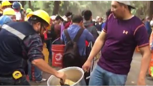 Tamalero dona su producto para alimentar a rescatistas (VIDEO) Tamalero dona su producto para alimentar a rescatistas (VIDEO)