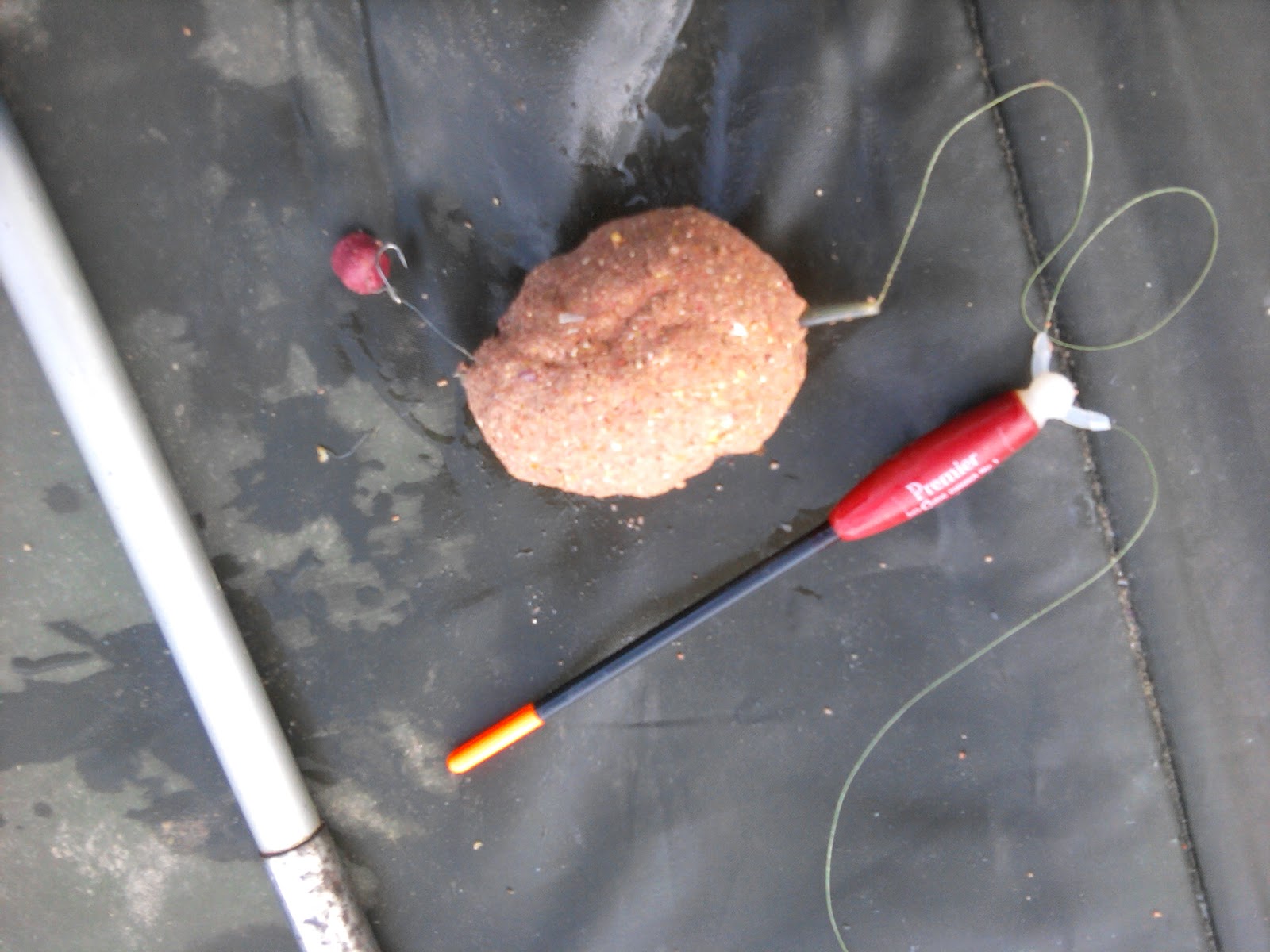 ProperFishermanProductions Fishing the method feeder with float bite