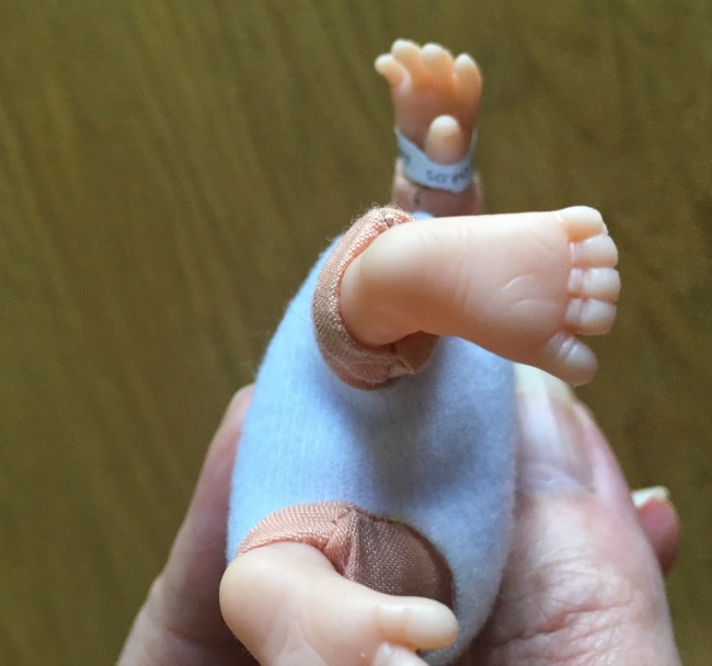 Tinsy-winsy-weeny-tots-baby-dolls-foot-showing-detail