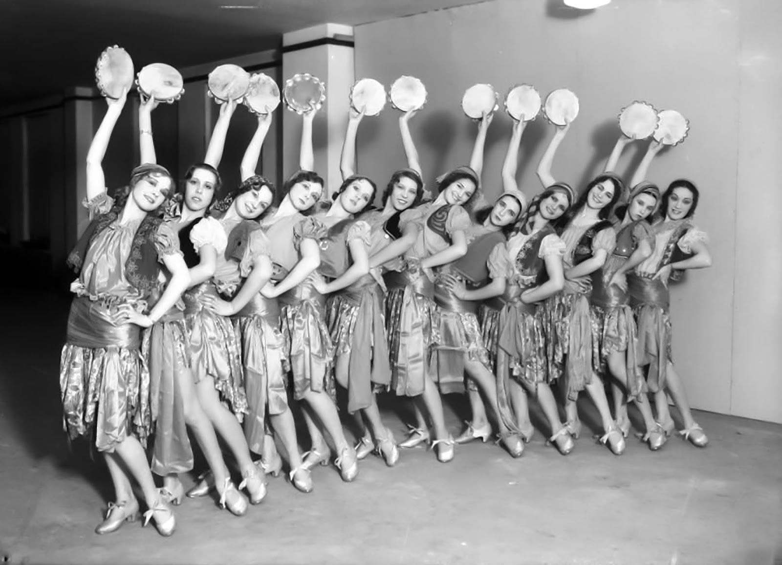 50 Stunning Vintage Photographs of Los Angeles Chorus Girls From