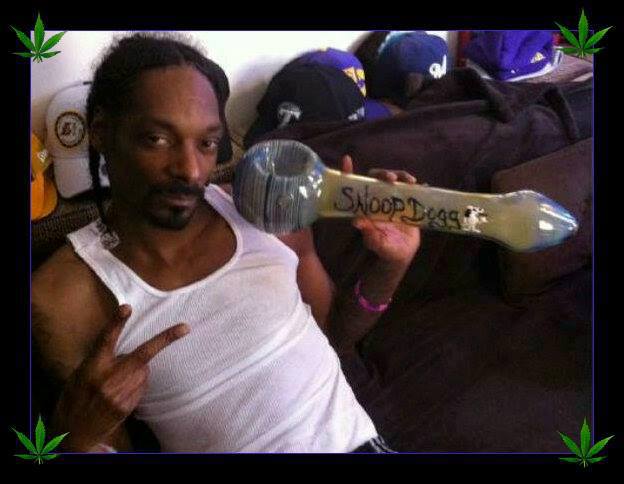 Teens Joint: Snoop Dogg is puffin weeeedddd :)