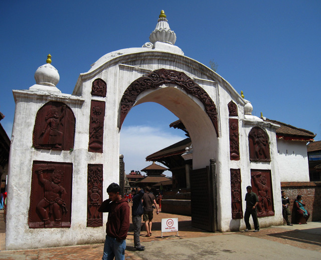 Entrada a la plaza Durbar de Bhaktapur, destruida por los terremotos de 2015