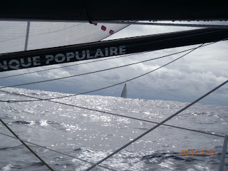 Ils ne sont pas toujours seuls en mer, les marins du VG. (Ici, Banque Populaire croise Nikata, en route vers les Antilles.)