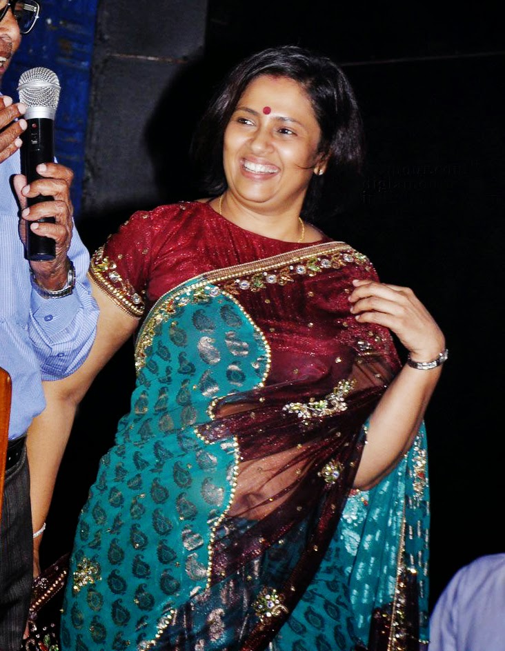 Lakshmi Ramakrishnan Hot In Transparent Saree Photos - SAREE BELOW ...