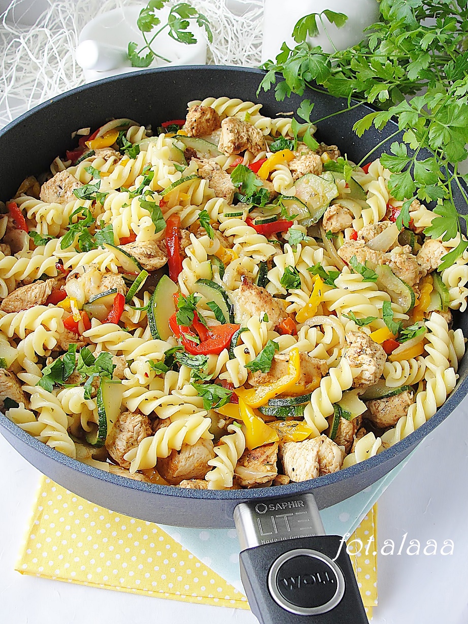 Ala piecze i gotuje Makaron z kurczakiem i warzywami