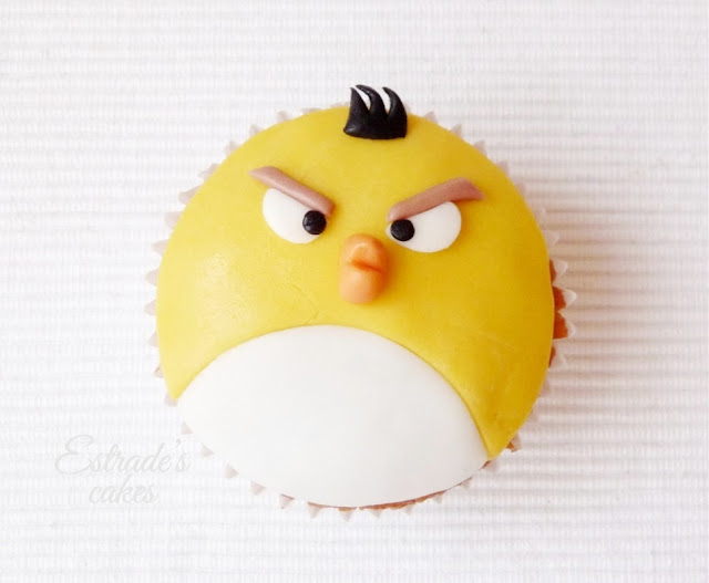 cupcakes de Angry Bird con fondant - amarillo