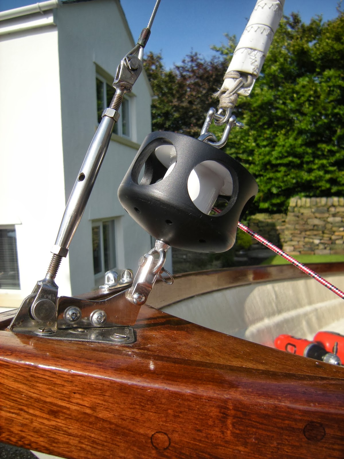 Joel’s Navigator Site How to build a roller furler for under 25 quid.