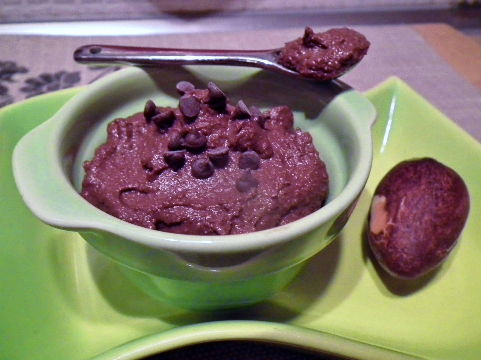 mousse al cioccolato fondente e avocado