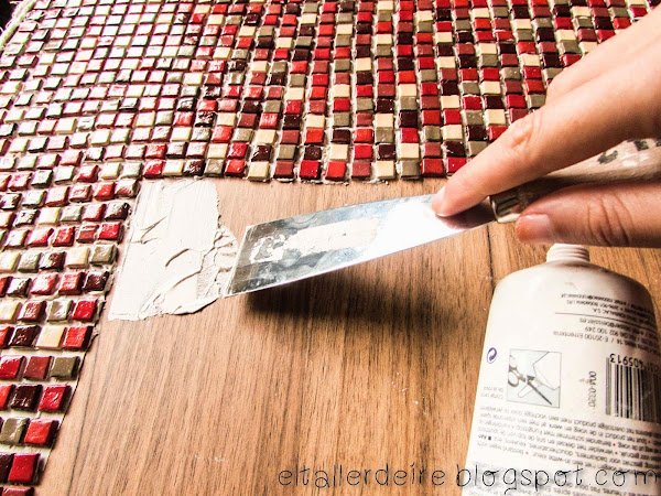 Cómo hacer una mesa con cartón y una tabla de madera