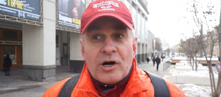 Видео. "Какого хр@на там делает Россия?!" Сеть покорил ответ о Крыме на улицах Москвы