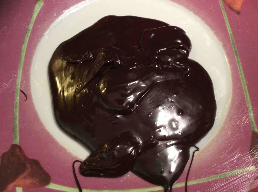 Mezcla de cacao, leche condensada y mantequilla lista para enfriar