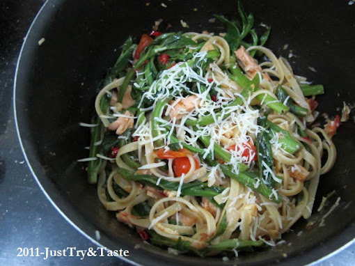 Linguini dengan Bayam Jepang, Tomat Cherry & Dada Ayam