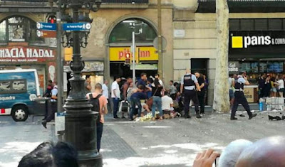 ΕΝΗΜΕΡΩΣΗ ΓΙΑ ΒΑΡΚΕΛΩΝΗ : 10.00 Μ.Μ (13 ΝΕΚΡΟΙ 50 ΤΡΑΥΜΑΤΙΕΣ . 2 ΥΠΟΠΤΟΙ ΝΕΚΡΟΙ . )  