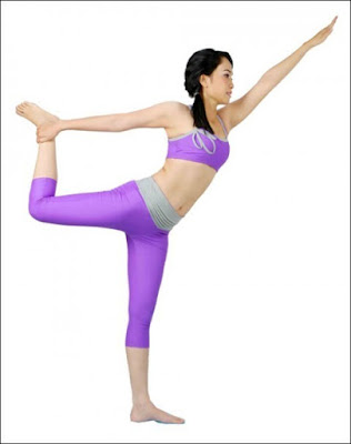 5 động tác Yoga giúp bạn có một thân hình dẻo dai Tu-the-nua-cai-cung-dung-b