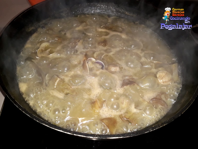 Almejas al Ajillos con Alcachofas