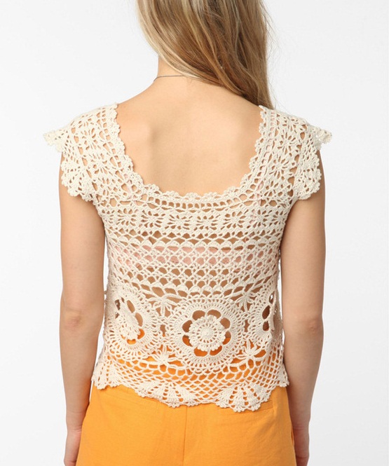 Tina's handicraft : sleeveless crochet shirt with flowers motifs