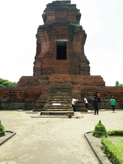 Candi Brahu Pilihan Pemotretan Prewedding Jaman Now