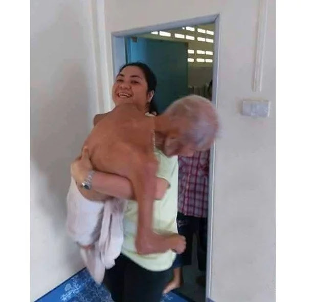TOUCHING STORY: Woman Did This to Her Father and Touched the Hearts of Netizens! TOUCHING STORY: Woman Did This to Her Father and Touched the Hearts of Netizens!