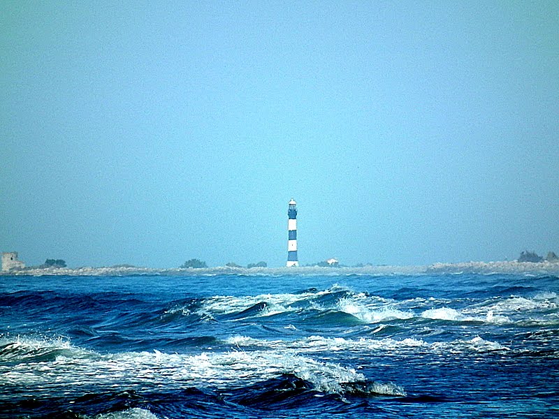 Phare de Faraman photographié de  la plage de Piémanson" Clic image pour accéder au billet "