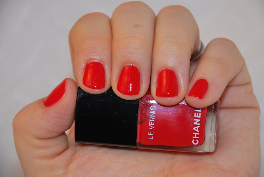 Chanel Le Vernis 546 ROUGE RED  Chanel nail polish, Pretty nail colors, Red  nail polish