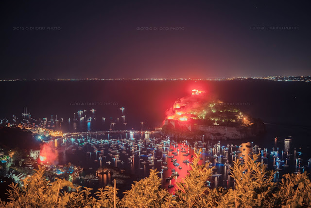 Festa a mare agli scogli di Sant' Anna, Festa di Sant' Anna 2015, foto fuochi d'artificio Ischia, Incendio del Castello Aragonese Ischia, Baia di Sant' Anna, Scogli di Sant' Anna, 