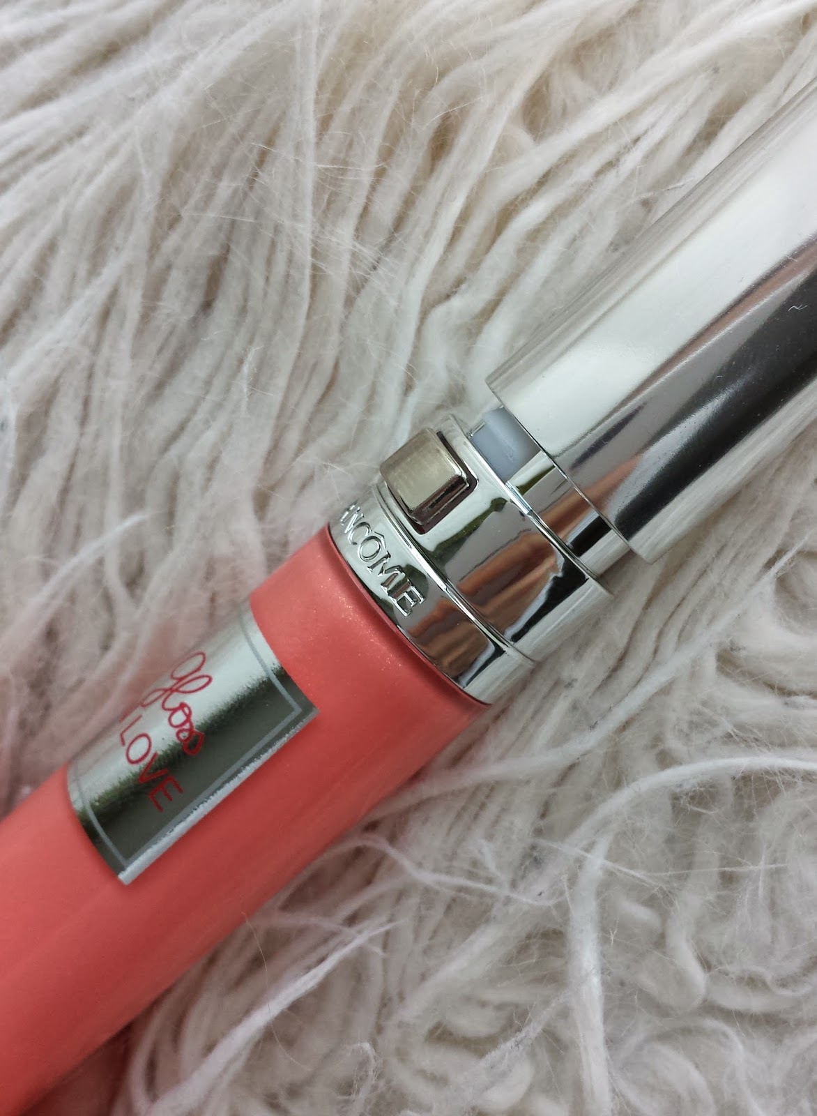Confession of a beautyholic... Gloss in love... 146 peach show