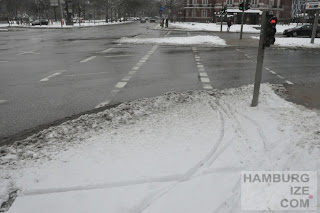 © hamburgize.com / Stefan Warda - "Geräumter Radweg" Fake-Winterdienst: "Geräumter Radweg" Johannes-Brahms-Platz