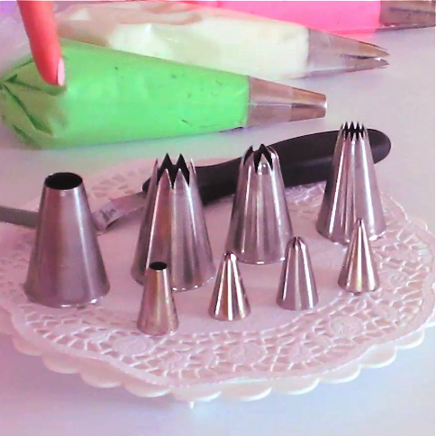 {VIDEO} How To Frost A Cupcake Part 1: The Perfect Bakery Swirl (5 ways ...