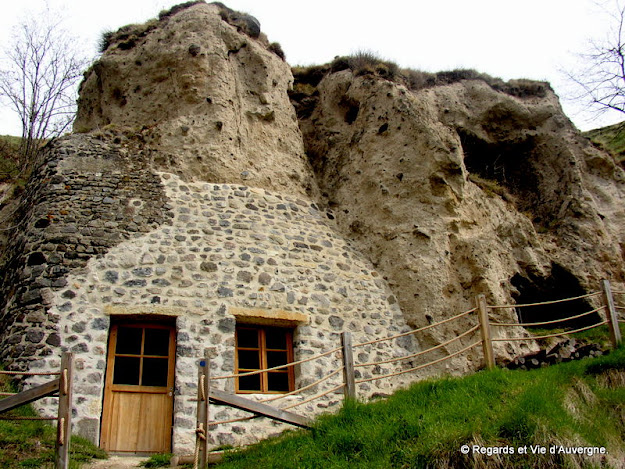 Habitations troglodytes de Monton, Auvergne.