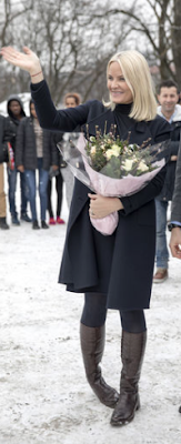 Manteau Valentino / bottes Prada