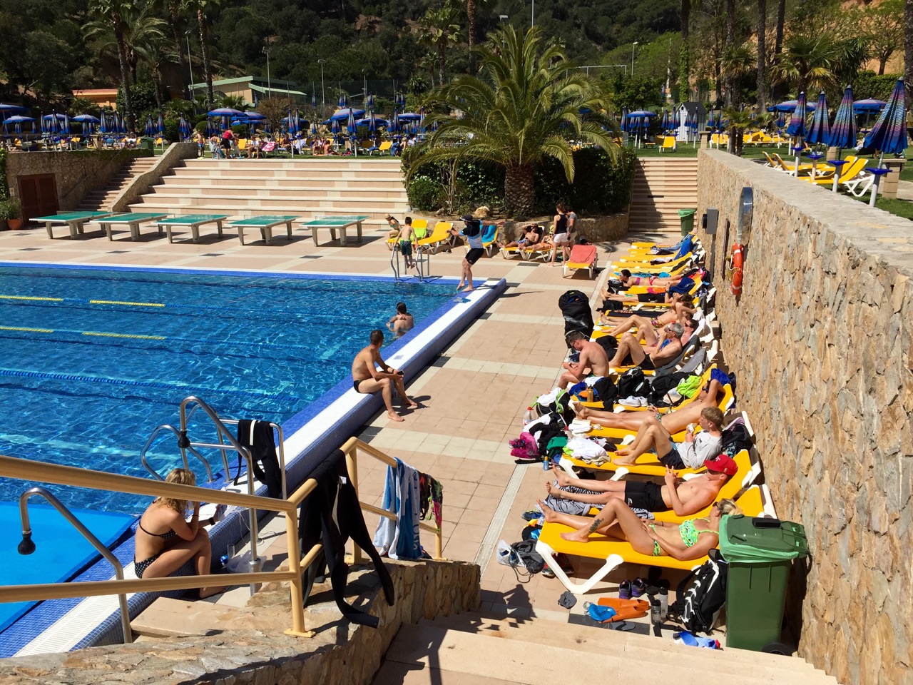 Schweizer Trachten Mit Bildern Schweiz Trachtenmode Retro Bilder