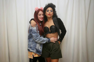 Electra Warrior y Lady Gaga en el backstage
