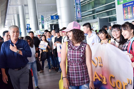 My nhan 'Co dau 8 tuoi' duoc fan Viet chao don tai san bay - Anh 3