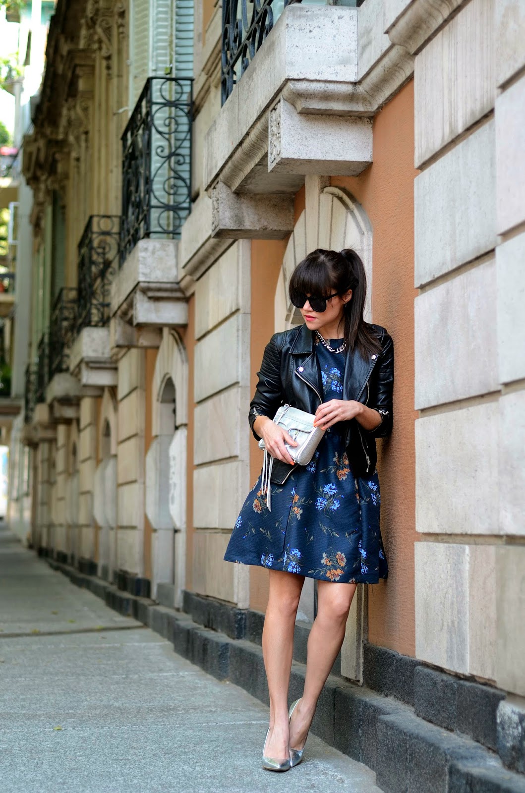 Floral dress + leather jacket. MODA CAPITAL