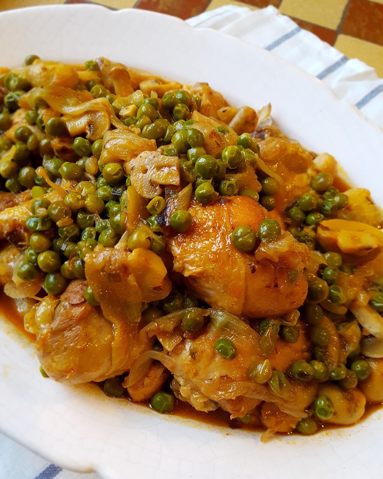 frango estufado com cogumelos frango estufado com cogumelos