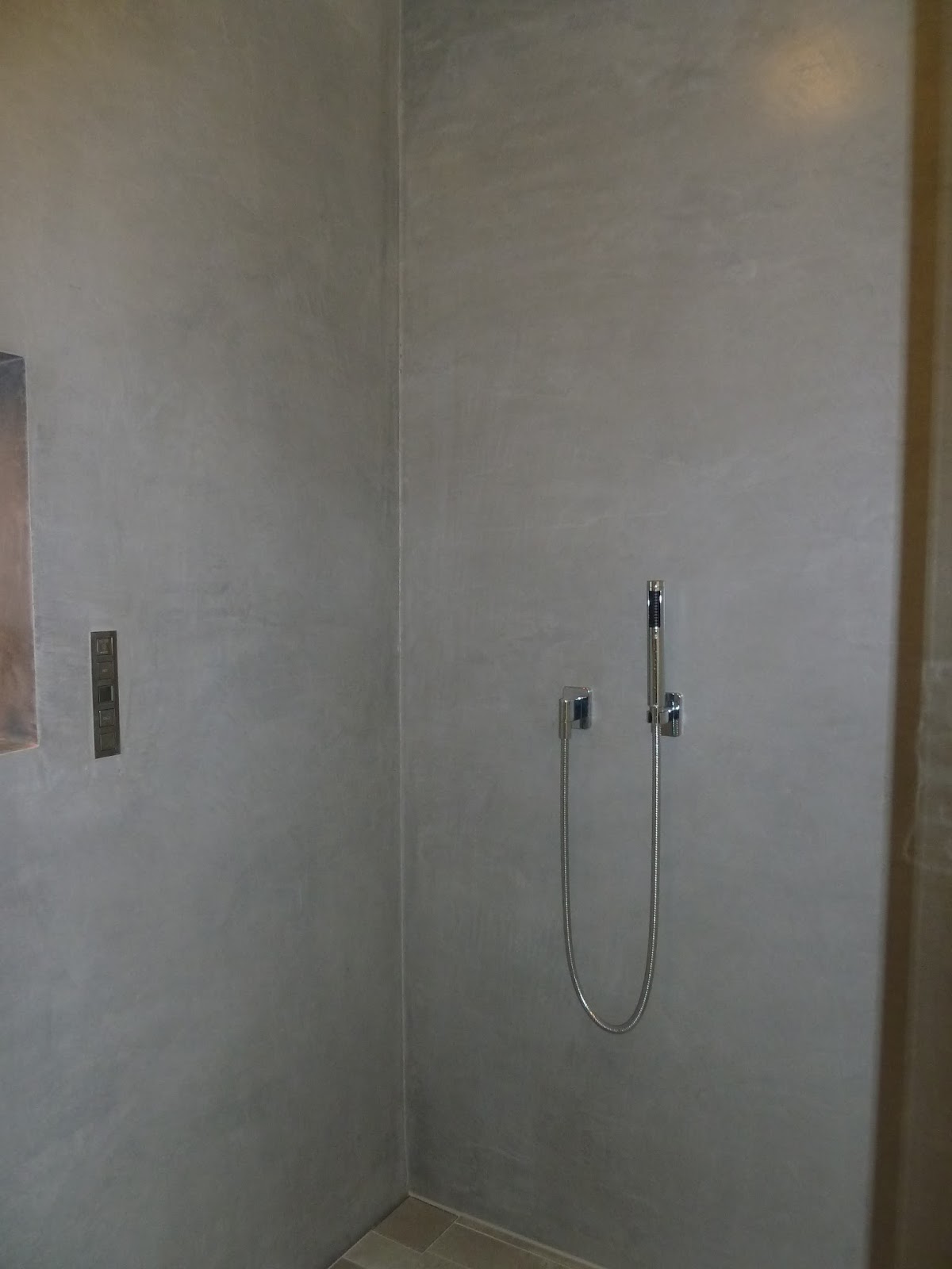 BETON CIRE Oberflächen in BETON LOOK BETON CIRE DUSCHE++Wandbeschichtung in Betonoptik