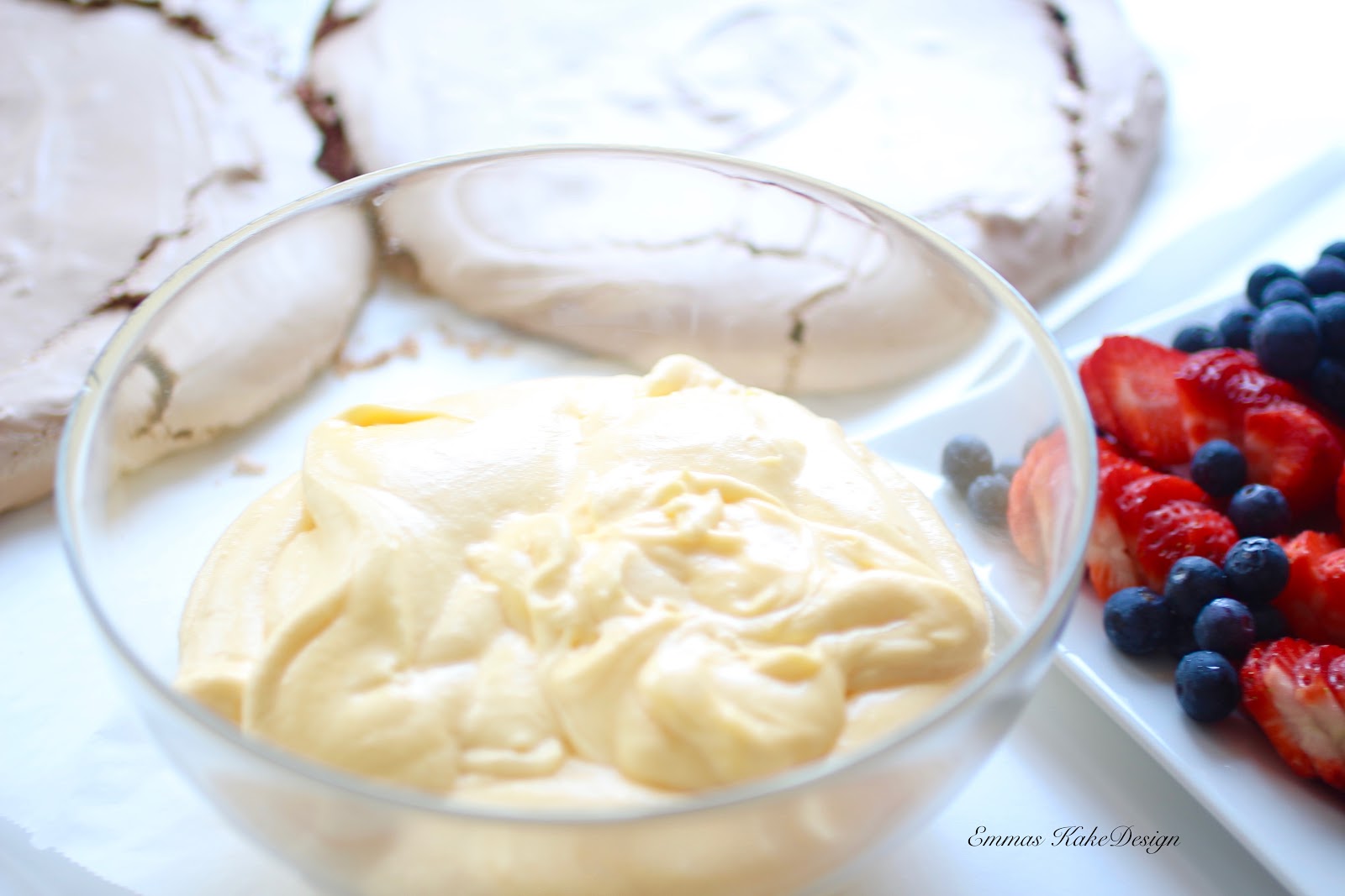 Pavlova Med Eggekrem Presentert Vakkert