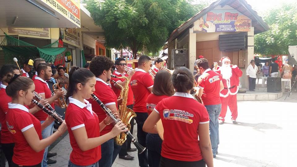 BANDA DE MÚSICA N S DOS MILAGRES DE  BERNADINO BATISTA PB COM O PAPAI NOEL DE CAJAZEIRAS PB