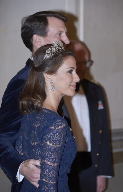 Around 6:30 pm. local time, the first guests arrived to Christiansborg Castle. All women dressed in magnificent floor length dresses and classic suits for the men.