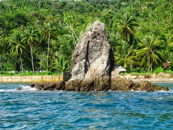 Foto Batu berdiri di pinggir pantai