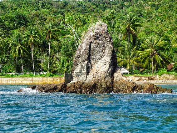 Foto Batu berdiri di pinggir pantai