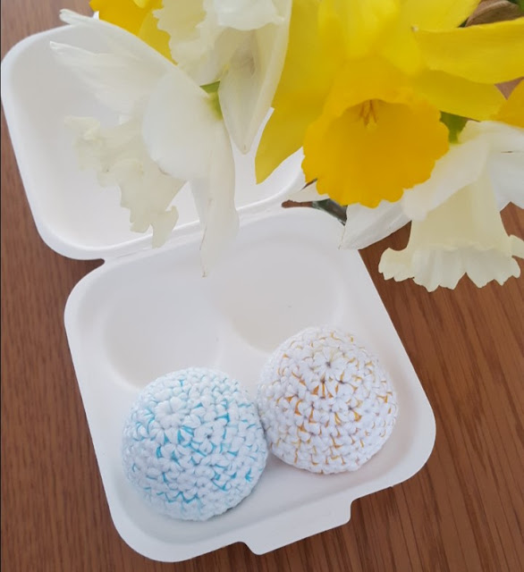 Looking for a free pattern to crochet some cute and easy eggs?  This quick and easy pattern is perfect to handmake some sweet easter decorations.