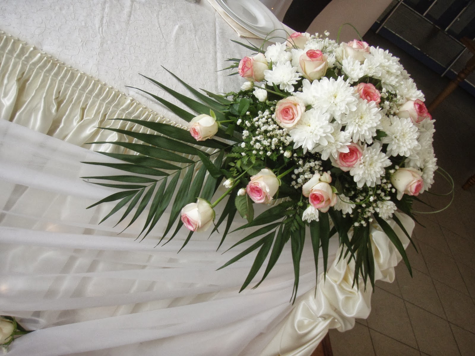 For me: Флористика. Композиция на угол стола, розовые розы.