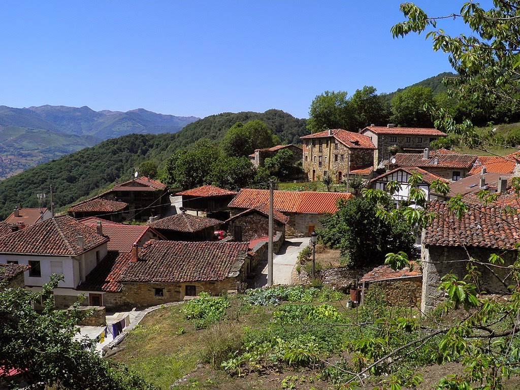 Llanuces desde el castro de San Juan.