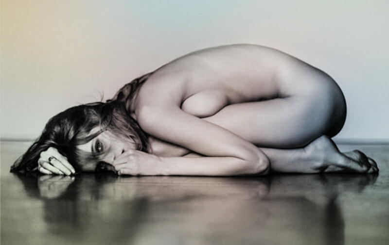 mujer desnuda en el suelo