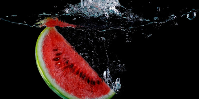 Subhanallah, Banyakanya Manfaat Dari Buah Semangka, Tapi Inilah Alasan Kenapa Rosulullah Sering Makan Semangka Subhanallah, Banyakanya Manfaat Dari Buah Semangka, Tapi Inilah Alasan Kenapa Rosulullah Sering Makan Semangka