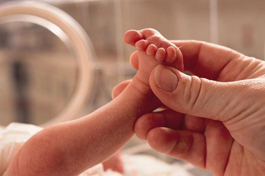 ¡Peligro! La lactancia en la cama cuando la mamá está cansada