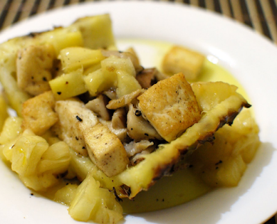 Shitake e Tofu Grelhados no Abacaxi (vegana)